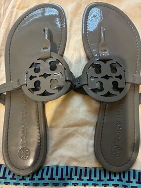 Tory Burch Gray Patent Leather Logo Thong Sandals. Good Condition new.